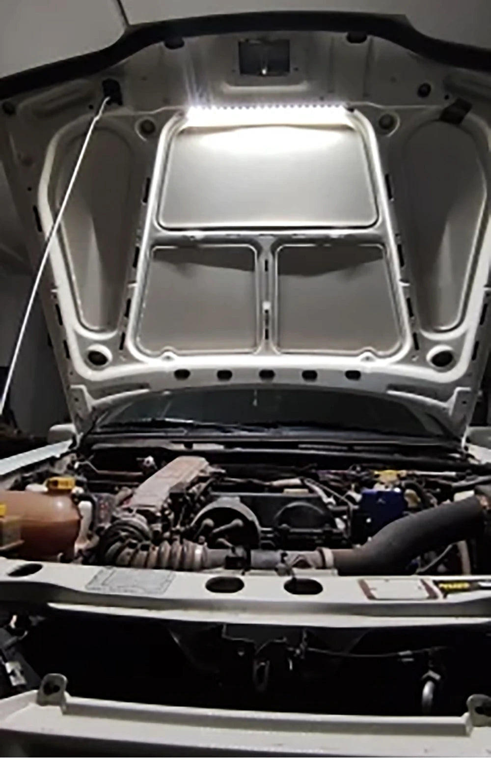 Barre lumineuse LED blanche universelle pour capot – Éclairage de moteur avec interrupteur automatique On/Off – Idéale pour voitures, SUV, pickups et véhicules tout-terrain